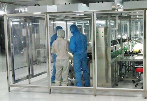 百級(jí)潔凈棚工作原理:風(fēng)機(jī)從FFU頂部將空氣吸入,經(jīng)初效過(guò)濾器,高效過(guò)濾器過(guò)濾,過(guò)濾后的潔凈空氣在整個(gè)出風(fēng)面以0.45m/s±20%的風(fēng)速勻速送出到潔凈棚內(nèi)。