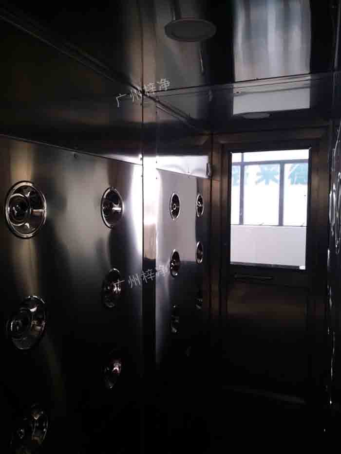 門禁刷卡風(fēng)淋室內(nèi)結(jié)構(gòu)整個產(chǎn)品外形板材采用304不銹鋼板材沖壓成型,防銹、堅固耐用 門禁刷卡風(fēng)淋室內(nèi)結(jié)構(gòu)整個產(chǎn)品外形板材采用304不銹鋼板材沖壓成型,防銹、堅固耐用