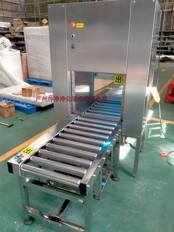 傳動帶輸送線傳遞窗的制作法于其它普通傳遞窗不一樣，傳動帶輸送線傳遞窗下面加了條流水線，上層要傳遞貨物。