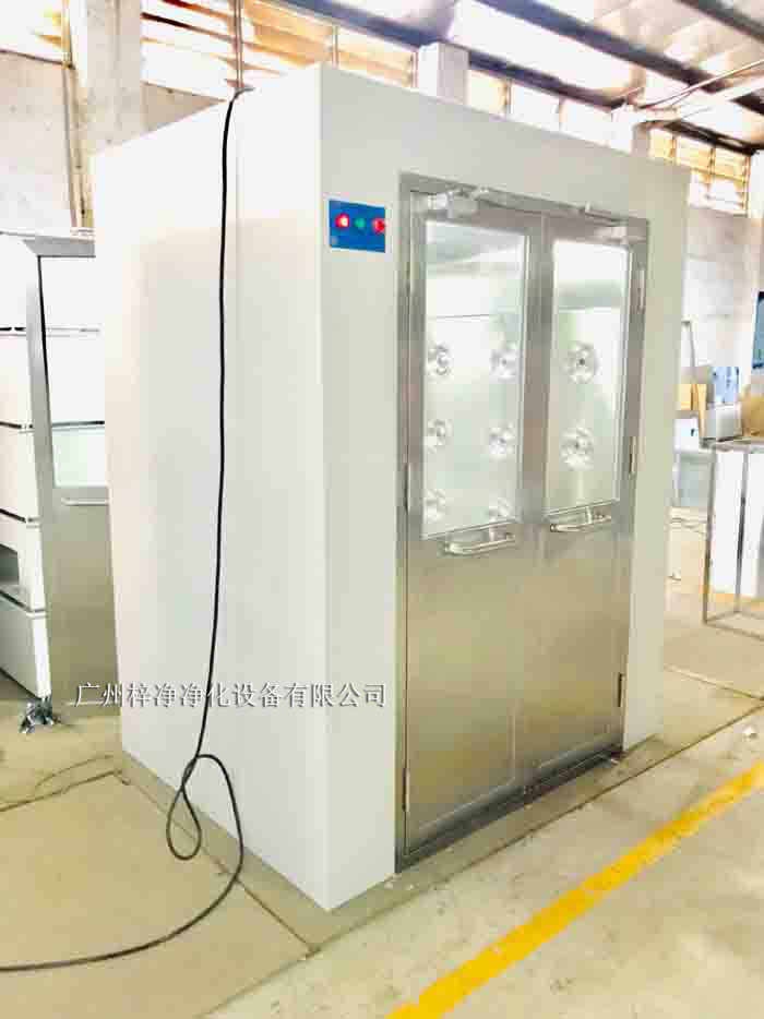 風淋室是一種密閉的凈化設備，主要由外殼、風淋噴嘴、風機、空氣過濾器、控制系統等部分組成。