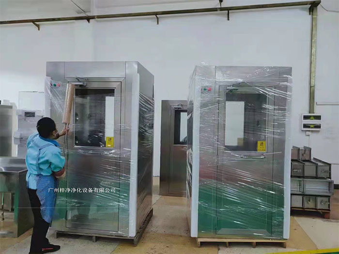 風淋室作為一種重要的潔凈室設備在運輸前，應對風淋室進行徹底的清潔和檢查，確保無損壞。