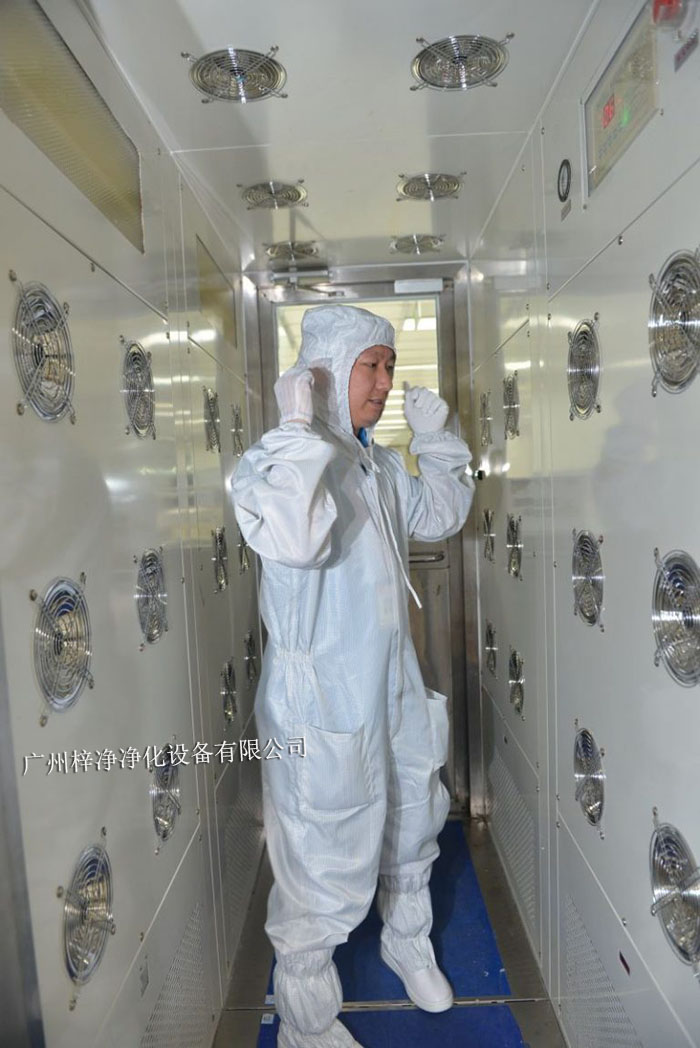 風淋室是一種用于去除人員、物料表面塵埃的凈化設備