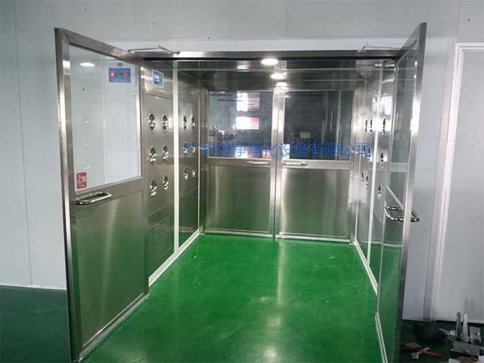 貨淋室主要用于物料表面的除塵，常用于生產線或倉庫的出口處。