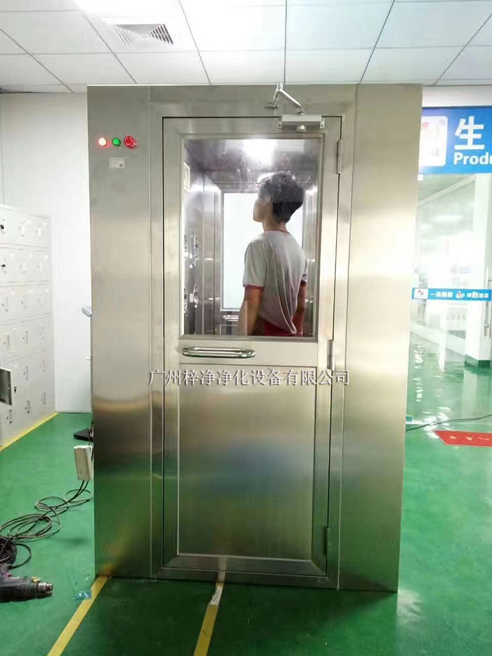風淋室主要是人員或物品的表面除塵，常用于潔凈室的入口處。