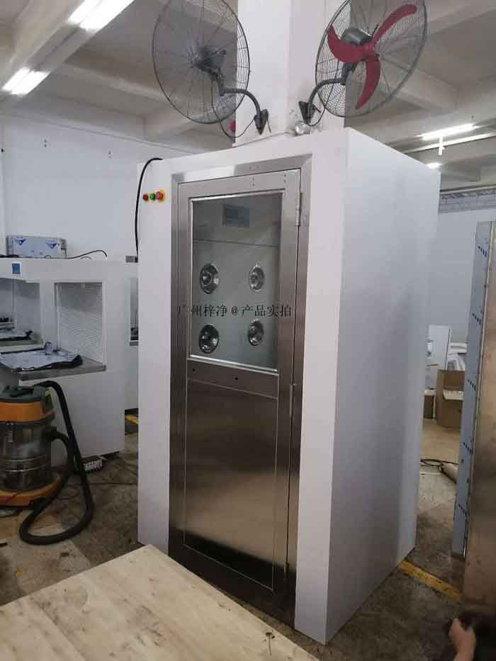 定期檢查風(fēng)淋室的各個(gè)部件,如門密封、風(fēng)速、風(fēng)量和控制系統(tǒng),確保其正常運(yùn)行。 定期檢查風(fēng)淋室的各個(gè)部件,如門密封、風(fēng)速、風(fēng)量和控制系統(tǒng),確保其正常運(yùn)行。