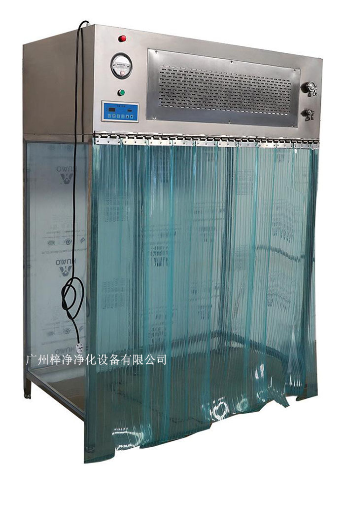 百級潔凈層流罩它主要由箱體、風機、初效空氣過濾器、高效空氣過濾器、阻尼層、燈具等組成。