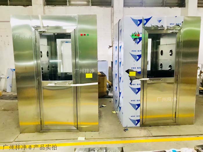 風淋室安裝地面應平整、堅實,無油污、水漬等。 風淋室安裝地面應平整、堅實,無油污、水漬等。