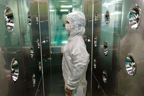 風淋室和貨淋室吹淋過程產生的灰塵通過三重機制實現定向處理。