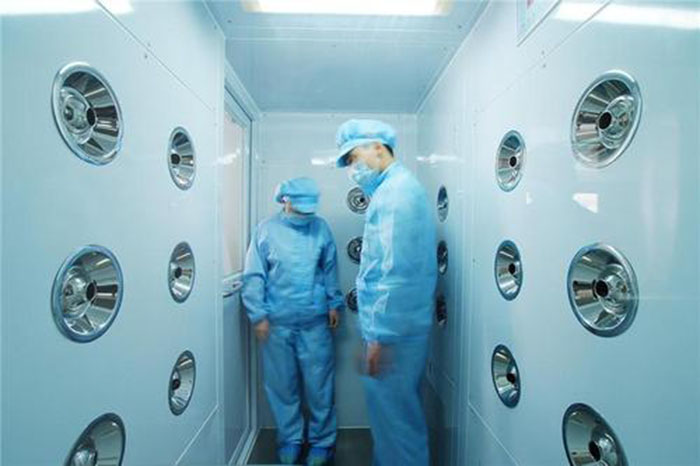 進入風淋室前,應佩戴專用鞋套和帽子,鞋套應與地面接觸面完全覆蓋,帽子則應能覆蓋頭發(fā),防止頭發(fā)飛揚。 進入風淋室前,應佩戴專用鞋套和帽子,鞋套應與地面接觸面完全覆蓋,帽子則應能覆蓋頭發(fā),防止頭發(fā)飛揚。