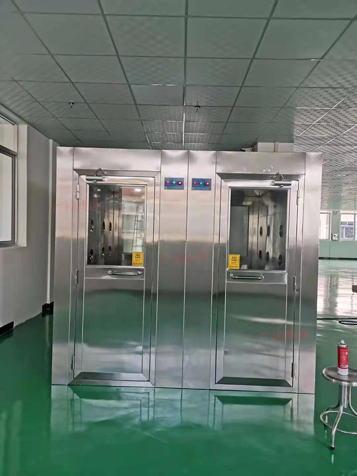 風(fēng)淋室主要功能是通過(guò)快速氣流的作用,去除人員和物料表面攜帶的塵埃和微生物,以確保進(jìn)入潔凈室的人員和物料不會(huì)污染車(chē)間環(huán)境。 風(fēng)淋室主要功能是通過(guò)快速氣流的作用,去除人員和物料表面攜帶的塵埃和微生物,以確保進(jìn)入潔凈室的人員和物料不會(huì)污染車(chē)間環(huán)境。
