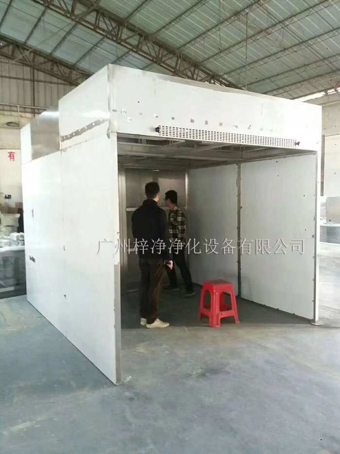 負(fù)壓稱稱量罩通過創(chuàng)造一個(gè)低氣壓的環(huán)境，防止生產(chǎn)過程中的粉塵、揮發(fā)物等有害物質(zhì)逸散到外界環(huán)境中，同時(shí)確保稱量結(jié)果的準(zhǔn)確性。