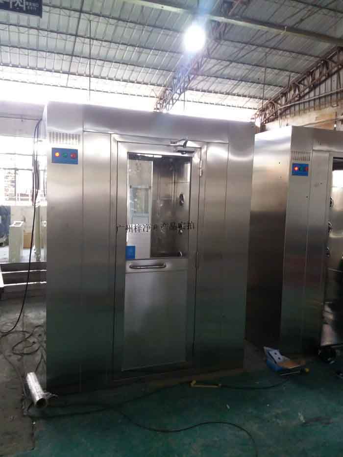 風淋室在潔凈室半導體、藥品生產、食品加工等行業中扮演著至關重要，