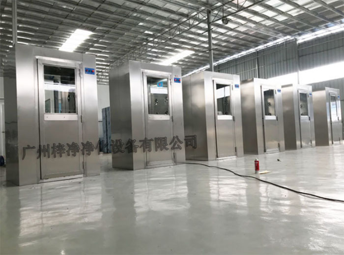 風淋室內部空氣的流動均勻性對于確保潔凈室內的氣流方向和速度分布至關重要。