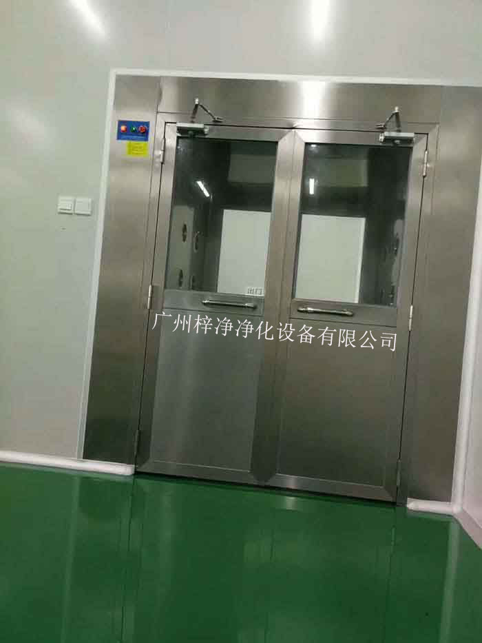 風淋室能有效降低工作人員帶入的塵埃和污染物，保證潔凈室內(nèi)的空氣質(zhì)量。