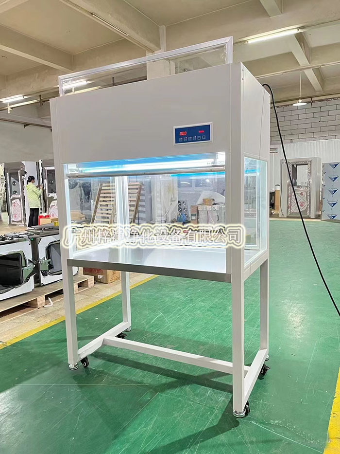 潔凈工作臺的尺寸應根據操作人員的需求而定,形狀一般采用矩形或圓形,便于操作。 潔凈工作臺的尺寸應根據操作人員的需求而定,形狀一般采用矩形或圓形,便于操作。