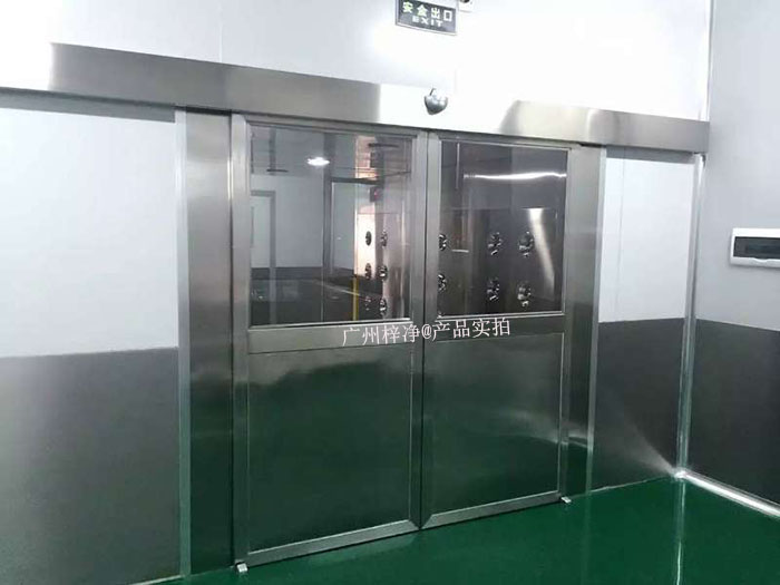 自動門風淋室采用自動感應技術，當人員接近時，門會自動開啟，人員通過后自動關閉。