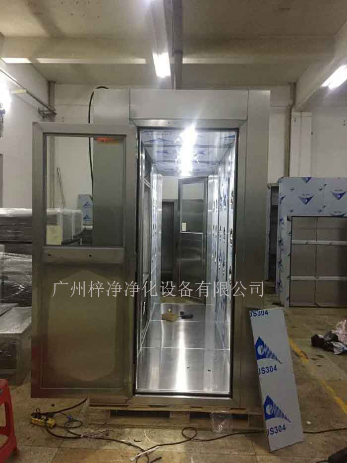 風淋室的主要目的是為了對人體進行空氣凈化 風淋室的主要目的是為了對人體進行空氣凈化