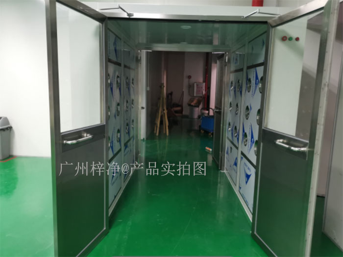 貨淋室則是為了對貨物進行空氣凈化,防止貨物在搬運過程中攜帶的塵埃污染產品或工作環境 貨淋室則是為了對貨物進行空氣凈化,防止貨物在搬運過程中攜帶的塵埃污染產品或工作環境