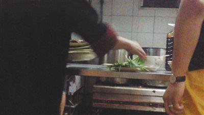 7月23日，漢麗軒烤肉超市昌平店，服務員將幾盤顧客剩菜（左手中疊在一起的是幾盤肉，其右手正整理韭菜）端回后廚，進行整理后準備再送往餐廳自助取餐區(qū)供顧客食用。