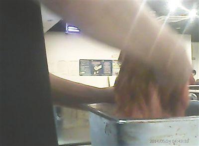 在開餐前，烤肉店一名員工正徒手攪拌肉片。
